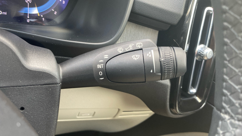 Volvo XC40 2.0 B4P Ultimate Dark 5dr Auto Petrol Estate